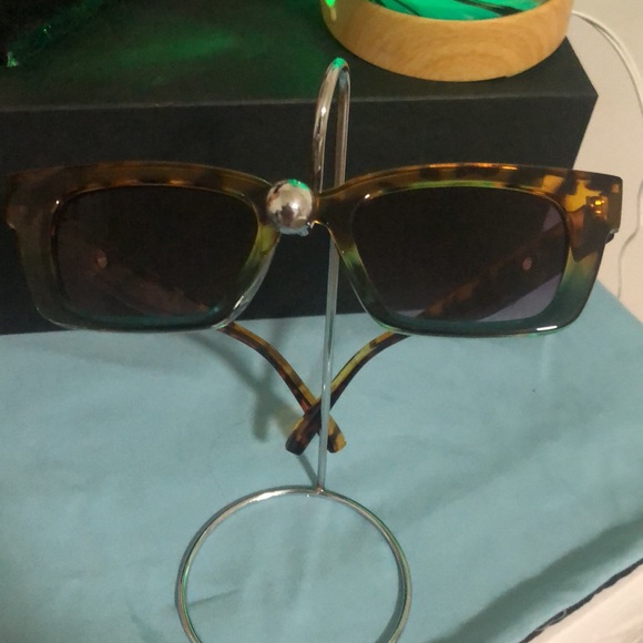 Host pic 🔥🔥🔥🔥Trendy animal print sunnies , square Lens - hip glasses - Picture 4 of 7